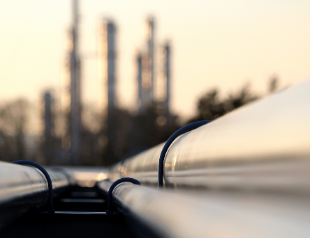 A close up of a long line of pipes