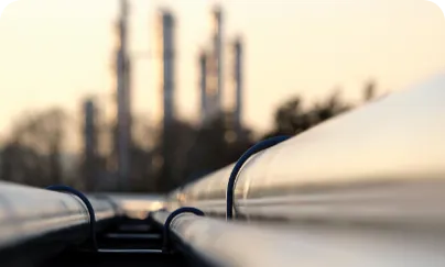 A close up of a long line of pipes